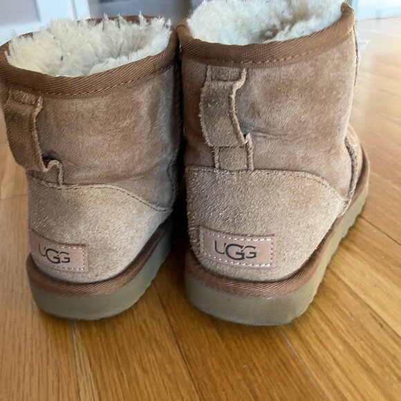 UGG Classic Mini II Genuine Shearling Lined Boot (Women) Size 7 Chestnut Suede - Picture 2 of 11